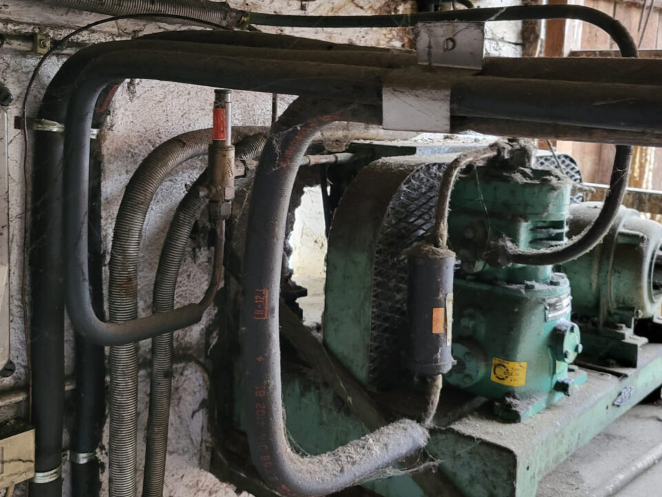 Alte-Kältemaschine-03